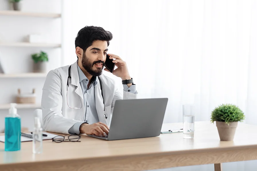 Profissional da saúde atendendo paciente online em consultório por assinatura da Tryad em Recife