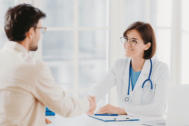 Médica atende paciente em consultório da Tryad Consultórios, simbolizando atendimento ao paciente com acolhimento e profissionalismo.