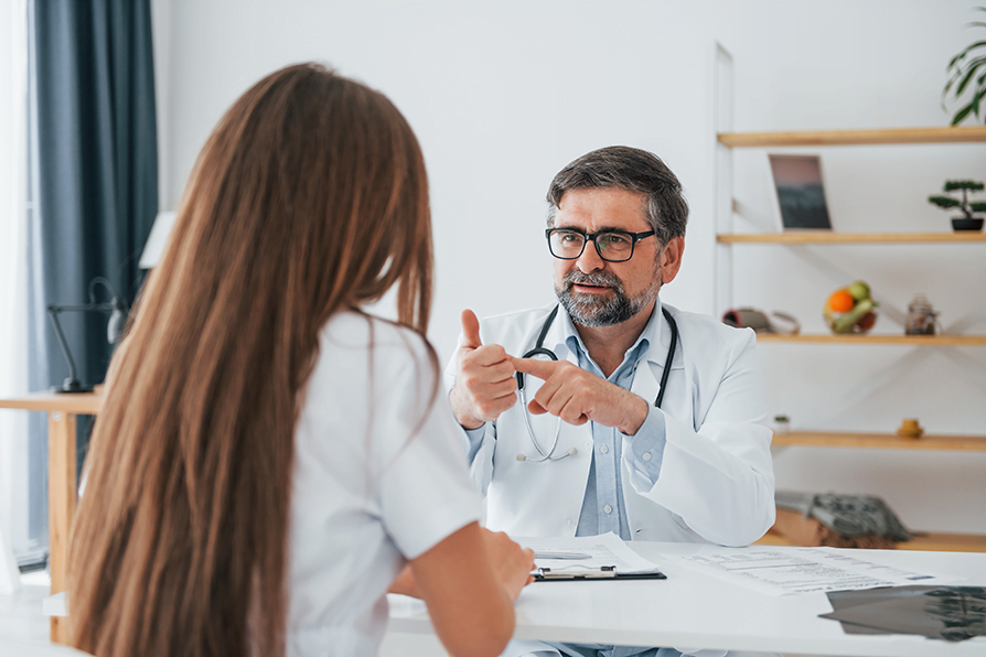 Médica atendendo paciente em consultório compartilhado da TRYAD, modelo por assinatura.
