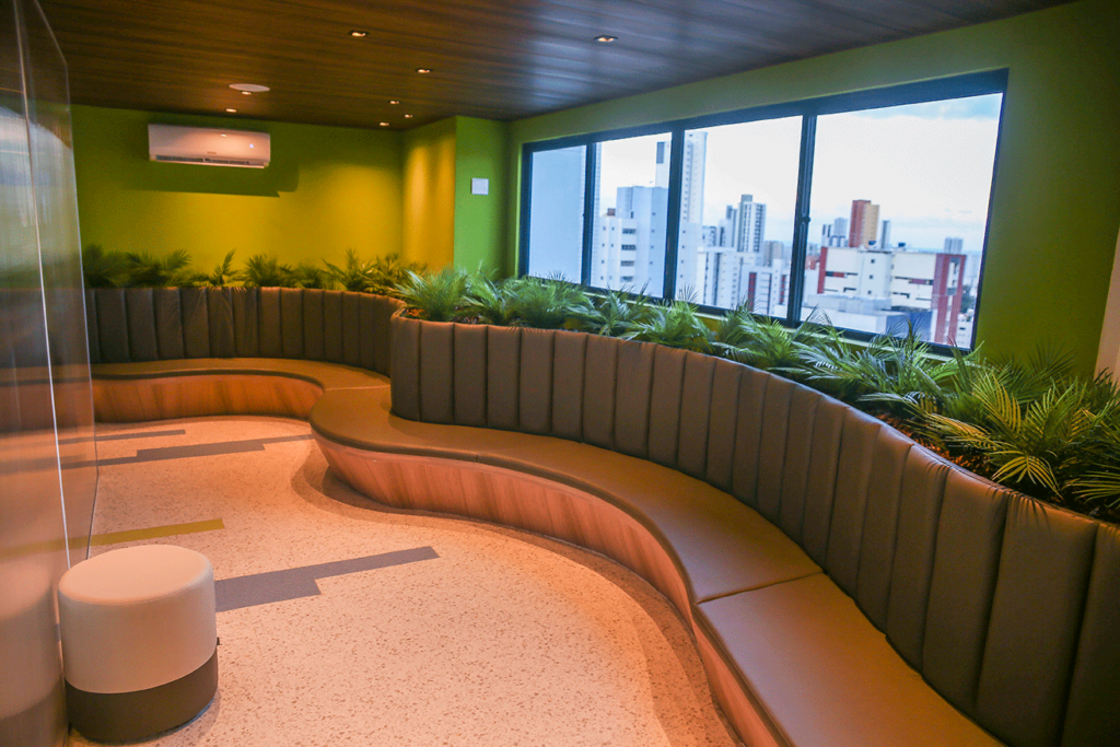 Recepção moderna e acolhedora da Tryad Consultórios, garantindo um atendimento profissional e humanizado.