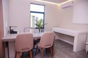 Consultório clínico moderno disponível para aluguel na Tryad Consultórios.