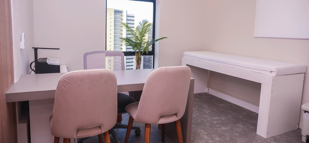 Consultório clínico moderno disponível para aluguel na Tryad Consultórios.