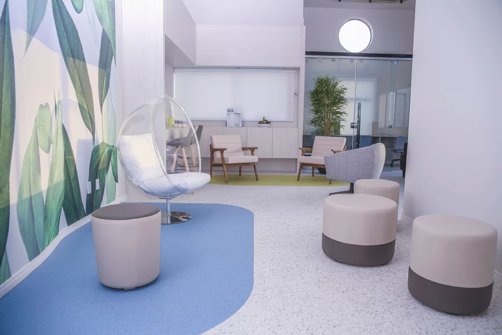 Espaço de coworking médico da Tryad Consultórios, ideal para networking e colaboração entre profissionais da saúde.