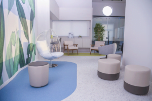 Espaço de coworking médico da Tryad Consultórios, ideal para networking e colaboração entre profissionais da saúde.