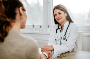 Médica atendendo paciente em consultório do coworking médico TRYAD em Recife