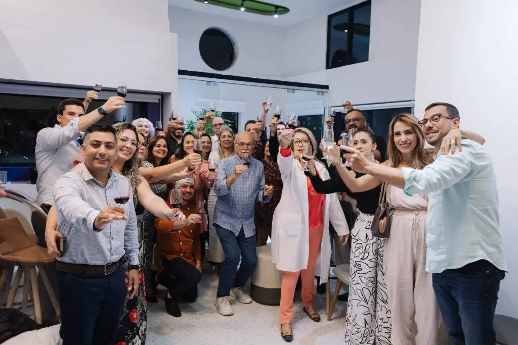 Evento especial na Tryad Consultórios, reunindo profissionais da saúde em um ambiente sofisticado e acolhedor.