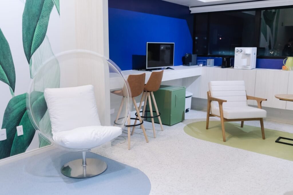 Sala de consultório moderno da Tryad, equipada com mobiliário confortável, iluminação adequada e ambiente profissional para atendimento médico.