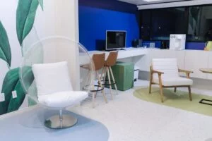 Sala de consultório moderno da Tryad, equipada com mobiliário confortável, iluminação adequada e ambiente profissional para atendimento médico.
