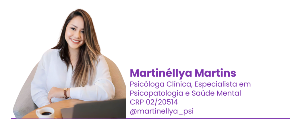 Psicóloga Martinéllya Martins sorridente, sentada à mesa com um computador e uma xícara de café, destacando suas qualificações em psicologia clínica e saúde mental.