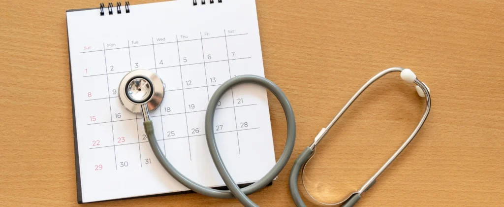 Estetoscópio sobre calendário simbolizando gestão de tempo na rotina médica.