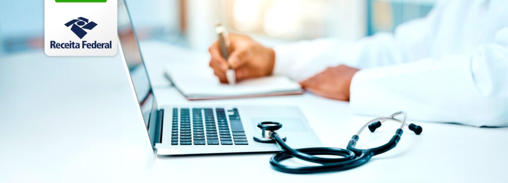 Médico preenchendo informações em um caderno com um laptop e estetoscópio sobre a mesa, representando a nova plataforma Receita Saúde da Receita Federal.