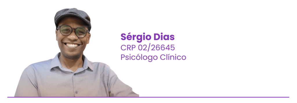 Psicólogo Sérgio Dias sorrindo, com óculos e boina, destacando seu registro profissional CRP 02/26645.