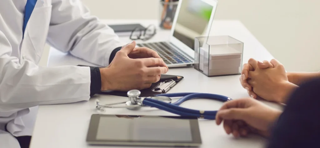 Profissional da saúde conversando com paciente em consultório moderno alugado pela Tryad