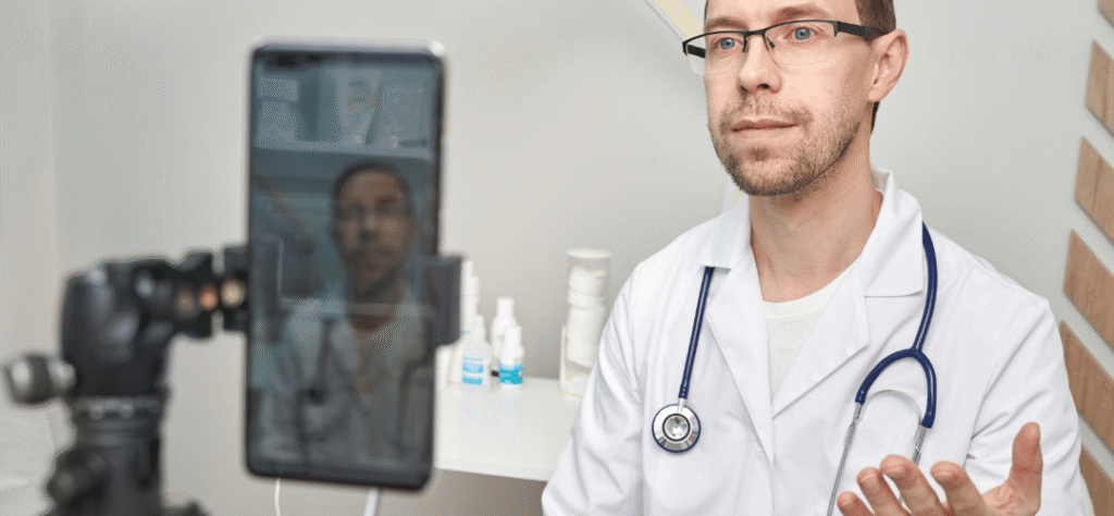 Médico profissional gravando conteúdo para redes sociais em um consultório moderno da Tryad, usando um smartphone em um tripé.