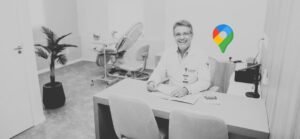 Médico sorrindo em consultório com ícone do Google Maps ao fundo — guia de Google Meu Negócio para médicos em Recife